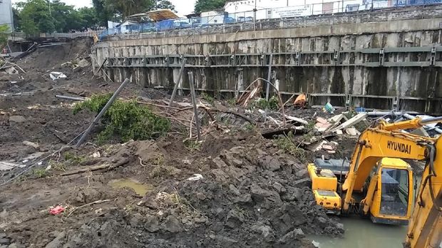 Tanggung Jawab Kontraktor Proyek RS Siloam di Amblesnya Jalan Gubeng