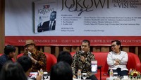 Tokoh yang hadir dalam acara itu adalah Menristekdikti era Presiden Gus Dur, Muhammad AS Hikam, Direktur Eksekutif Center for Indonesia Taxation Analysis Prastowo Yustinus, penulis buku Jokowi Lagi, Syaiful Arif, perwakilan relawan Jokowi, Dewi dan Bambang.