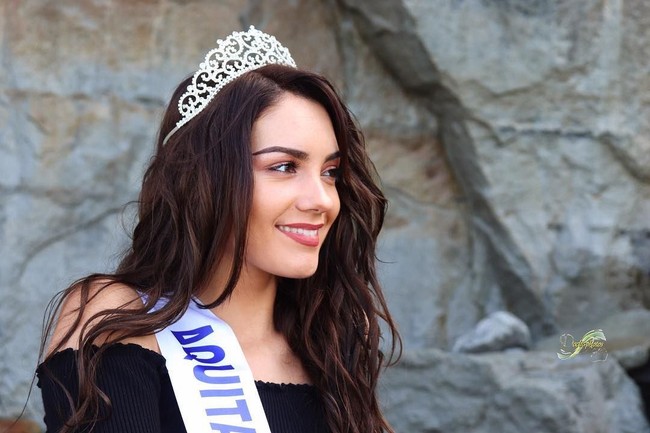 Sementara itu, pemenang final kontes Miss France 2019 adalah Vaimalama Chaves yang mewakili Tahiti. Carla pun gagal dalam kontes tersebut dan tak masuk sebagai salah satu dari lima kandidat teratas. Foto: Instagram @carlabonessoff