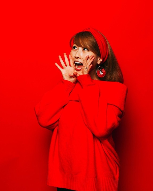 Mewakili para ibu, ada Chika yang dikenal sering upload video mengenai traveling, budaya, dan bahasa. Semenjak hamil dan melahirkan, wanita yang dikenal sebagai Bilingirl Chika tersebut juga kerap berbagi mengenai parenting.  Foto: Instagram