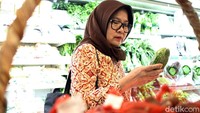 Para supermarket yang diketahui masih menjual bahan makanan dan makanan yang telah kadaluarsa dan tak layak jual akan dikenakan sanksi oleh petugas.