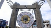 Gong Perdamaian Dunia ini berada di Taman Pelita, pusat kota Ambon.