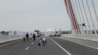 Seusai peresmian, Jokowi berbalik badan menuju kendaraan yang ia tumpangi. Pramono masih ada di lokasi merespons panggilan wartawan. Secara tiba-tiba, dia meletakkan tas yang dia jinjing ke aspal, dia berlutut lalu tidur tengkurap sambil kepalanya mendongak ke arah wartawan. (Foto: Ray Jordan/detikcom)