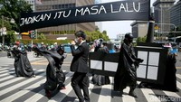 Aksi teatrikal itu diikuti oleh 35 organisasi masyarakat yang tergabung dalam koalisi tagar Bersihkan Indonesia.