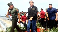 Jokowi juga terlihat sangat kasual mengenakan jaket bomber berwarna hitam.
