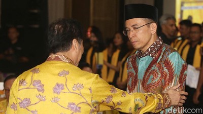 Potret TGB Curi Perhatian di Silaturahmi Partai Golkar