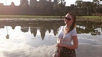 Sedangkan ini saat dia berada di Angkor Wat, Kamboja. (pollyoddsocks/Instagram)