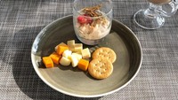 When east meets west, tulisnya saat menikmati menu santap paginya. Beberapa potong buah, biskuit hingga segelas kopi jadi pilihannya. Foto: Instagram ipangwahid