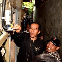 Jaket ini pertamakalinya terlihat dipakai orang nomor satu di Indonesia itu pada awal Desember tahun ini. Jaket itu pun kini seringkali dipakai Jokowi di berbagai kesempatan, dari peresmian tol, foto keluarga, olahraga hingga naik Damri. Foto: Dok. Instagram/Joko Widodo