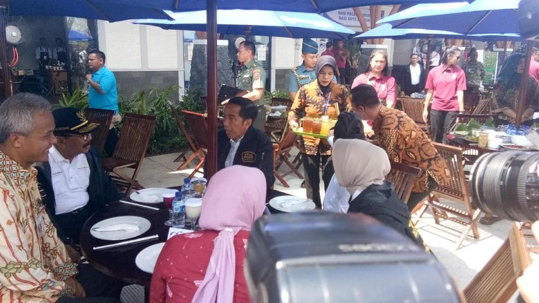 Jokowi Tinjau Rest Area Trans Jawa dan Cicipi Makanan UMKM Jokowi Tinjau Rest Area Trans Jawa dan Cicipi Makanan UMKM