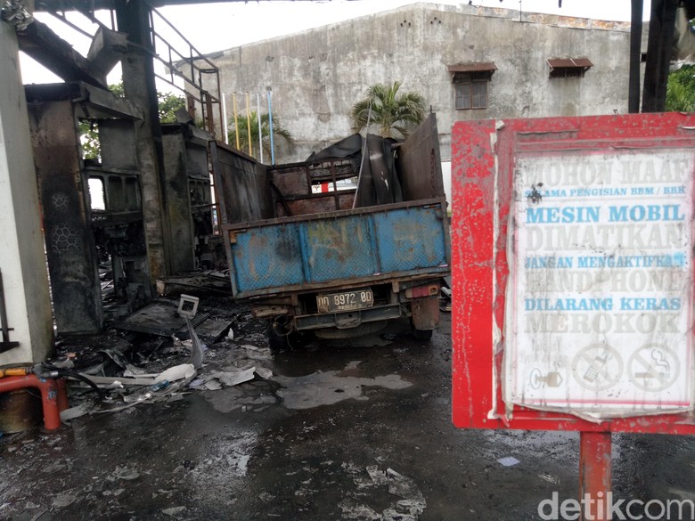Penampakan SPBU Terbakar di Makassar. Foto: Ibnu Munsir Penampakan SPBU Terbakar di Makassar. Foto: Ibnu Munsir