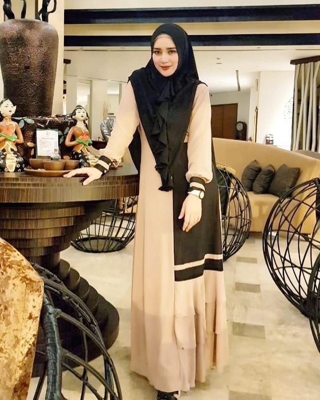 Dress seringkali jadi pilihan Bebi Silvana saat berbusana. Ia beberapa kali tertangkap kamera memakai dress.  Foto: Instagram/Bebisilvana