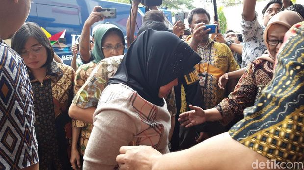 Masih Sakit, Risma Tinjau Lokasi Jalan Gubeng yang Ambles