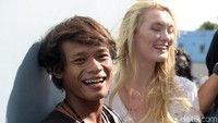 Nur Khamid menjadi viral karena berhasil mempersunting bule cantik asal Inggris. Pool/Noel/detikFoto.