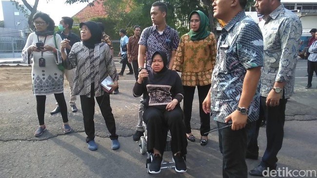Pada Januari 2019, Tri Rismaharini  juga terlihat memakai sepatu yang sama. Ketika itu, kaki Risma baru saja sembuh dari terkilir. Dilihat terus, kebayaan tapi pakai sepatu gini (boot dr martens). Mungkin nggak pantas, tapi nggak apa-apa untuk sementara, katanya. Selain boots, Tri Rismaharini juga memiliki sneakers yang biasa dipakai di kesempatan yang lebih kasual. (Foto: Deny Prastyo Utomo)