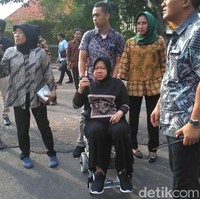 Pada Januari 2019, Tri Rismaharini  juga terlihat memakai sepatu yang sama. Ketika itu, kaki Risma baru saja sembuh dari terkilir. Dilihat terus, kebayaan tapi pakai sepatu gini (boot dr martens). Mungkin nggak pantas, tapi nggak apa-apa untuk sementara, katanya. Selain boots, Tri Rismaharini juga memiliki sneakers yang biasa dipakai di kesempatan yang lebih kasual. (Foto: Deny Prastyo Utomo)