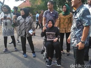 Risma Nekat Pakai Kursi Roda Tengok Amblesnya Jalan Gubeng