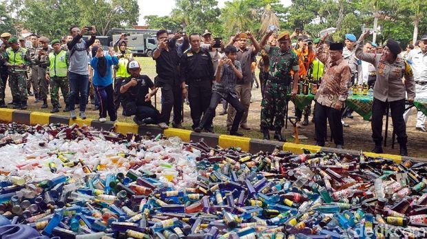Polres Cianjur Musnahkan Ribuan e-KTP Rusak dan Minuman Keras