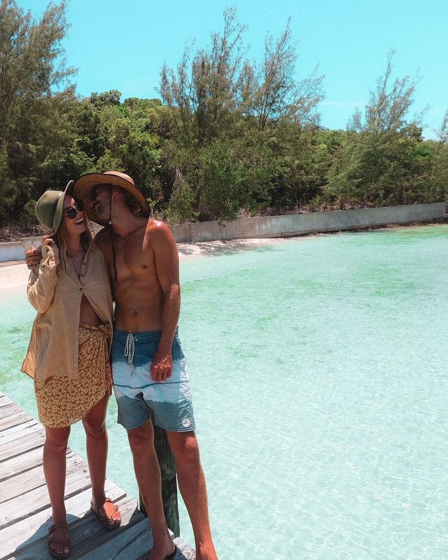 Melalui situs pendanaan bersama, Patreon, keduanya bisa hidup di lautan dan keliling dunia dengan dukungan uang dari para penggemar. Mereka yang menyukai konten kanal Sailing La Vagabonde bisa menyumbang dari $2 (Rp 18 ribuan) hingga $100 (Rp 2,8 jutaan) setiap bulannya. Foto: Instagram @elayna.carausu