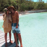 Melalui situs pendanaan bersama, Patreon, keduanya bisa hidup di lautan dan keliling dunia dengan dukungan uang dari para penggemar. Mereka yang menyukai konten kanal Sailing La Vagabonde bisa menyumbang dari $2 (Rp 18 ribuan) hingga $100 (Rp 2,8 jutaan) setiap bulannya. Foto: Instagram @elayna.carausu