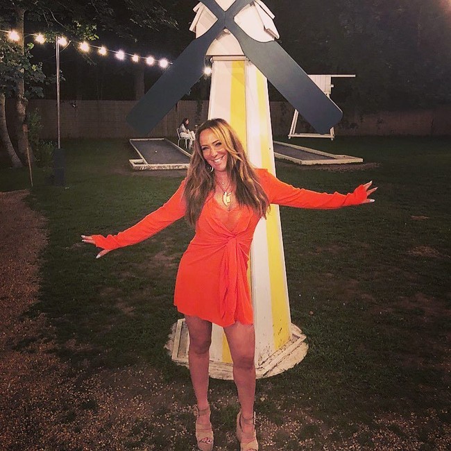 Di luar pekerjaannya, Barbara punya gaya yang berbeda. Ia tampil feminin dengan dress mini atau gaun-gaun menyapu lantai. Foto: dok. Instagram (@msbarbarak)