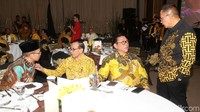 TGB duduk satu meja dengan tokoh senior Partai Golkar, Akbar Tanjung dan Agung Laksono.