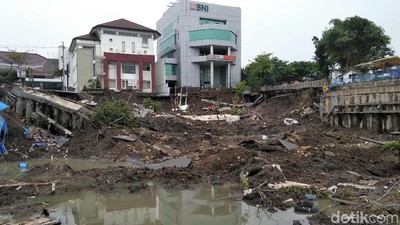 Begini Kondisi Terkini Tanah Ambles di Surabaya