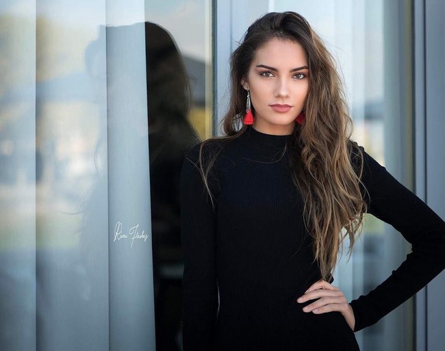 Pada penayangan siaran langsung tersebut, Carla tidak sengaja terlihat topless sementara kontestan lain masih menutupi sebagian dada mereka. Insiden tersebut pun membuat Miss Aquitaine ini merasa dipermalukan. Foto: Instagram @carlabonessoff