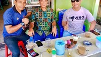 Bersama dua rekannya, Rapsel asyik santai sore ditemani segelas kopi dan beberapa kudapan manis. Kacamata hitam membuat tampilannya makin kece. Foto: instagram @rapselali