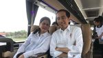 Foto: Momen Jokowi dan Iriana Naik Damri Jajal Trans Jawa