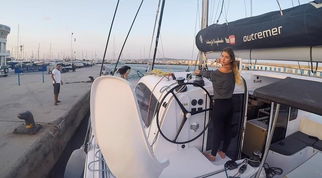 Aku pikir kami mengubah pandangan bahwa berlayar dengan yacht adalah untuk orang kaya. Ada banyak orang yang terinspirasi untuk berlayar seperti kami dan ada orang yang punya rencana lalu kami memberi mereka masukan ke arah yang benar, tambahnya. Foto: Instagram @elayna.carausu