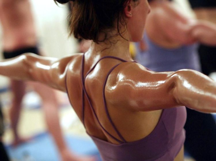 Basah Berkeringat, Potret Seksi Para Praktisi Hot Yoga