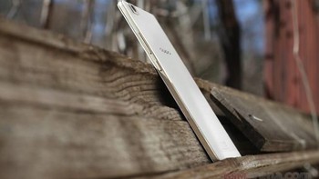 Oppo sempat memperkenalkan R5 Gilded Edition ( Gold ) dijual Rp 6,999 Juta. Foto: Oppo