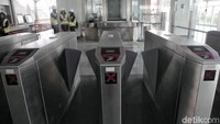 Peninjauan itu dilakukan untuk melihat kesiapan Stasiun LRT Velodrome jelang pengoperasian LRT Jakarta pada tahun 2019 mendatang.