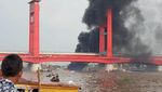 Kapal BBM Meledak di Bawah Jembatan Ampera