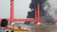 Sejumlah petugas pemadam kebakaran dan kepolisian sudah mulai memeriksa sejumlah saksi. Sejumlah korban akibat ledakan itu pun diketahui telah dibawa ke rumah sakit terdekat. Namun, belum diketahui berapa jumlah korban akibat kejadian nahas tersebut.