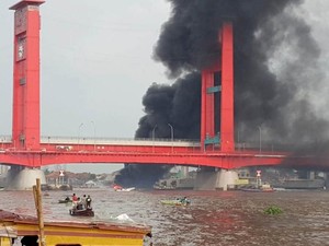 Kapal BBM Meledak di Bawah Jembatan Ampera, 7 Orang Luka Bakar