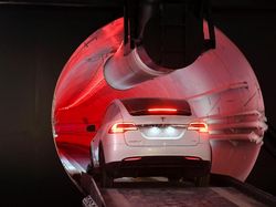 Terowongan Ajaib Elon Musk Bikin Mobil Melesat 240 Km Per Jam
