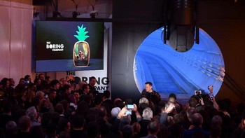 Koferensi pers Elon Musk yang terlihat sangat ramai didatangi awak media. Foto: Reuters