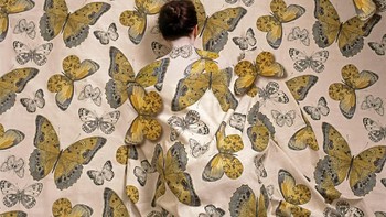 “Saya membungkus, menutupi, atau mengecat tubuh saya dengan pola yang sama dengan latar belakang dan menampilkan kembali diri saya sebagai bagian di dalamnya,” ujar Cecilia. Foto: Cecilia Paredes