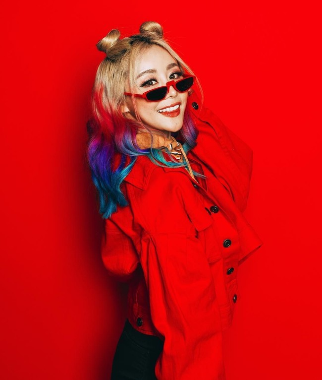 Tak seperti kebanyakan YouTuber wanita, Wengie lebih sering mengisi konten kanalnya dengan video-video prank. Tak hanya itu, wanita asal Australia tersebut pun kerap berbagai video yang disukai anak-anak seperti cara mengerjakan PR hingga DIY Halloween. Foto: Instagram
