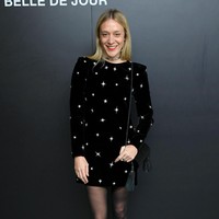 Selain Susan hadir pula aktris dan mantan model Chloe Sevigny. Ia mengandalkan little black dress dengan motif bintang berkilauan.  Foto: Mike Coppola/Getty Images