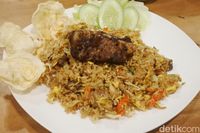 Delicio: Nikmati Cwi Mie  dan Nasi Goreng Buntut di Toko Kue