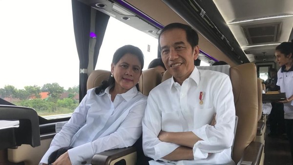 Foto: Momen Jokowi dan Iriana Naik Damri Jajal Trans Jawa
