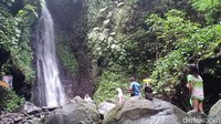 Wisata alam Air Terjun Srambang Park, memanfaatkan lahan perhutani KPH Lawu seluas 11 hektar di Desa Girimulyo, Kecamatan Jogorogo. Keindahan air terjun Srambang Park yang baru dikelola setahun nilai investasinya Rp 4 miliar (Sugeng Harianto/detikTravel)