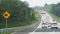 Ini adalah potret dimana Presiden beserta jajarannya menjajal tol Trans Jawa usai diresmikan oleh Presiden Jokowi. Foto: Grandyos Zafna