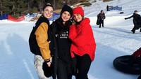 Dan baru-baru ini Selena tampak bersama rekan-rekannya. Dok. Instagram