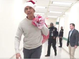 Jadi Santa, Eks Presiden AS Barack Obama Hibur Pasien Anak di RS