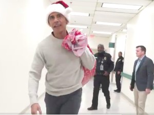 Jadi Santa, Eks Presiden AS Barack Obama Hibur Pasien Anak di RS