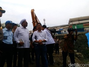 Ditemani Polisi dan BPPT, Ngabalin Tinjau Jalan Gubeng Ambles